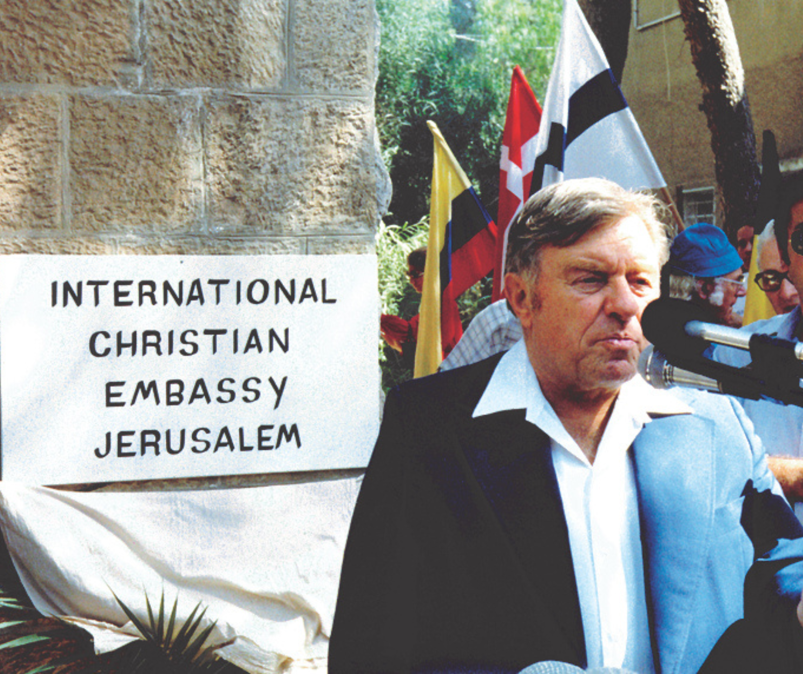 Jerusalems Bürgermeister Teddy Kollek spricht bei der Eröffnung der ICEJ