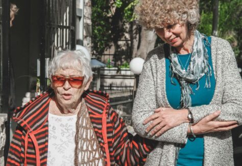 Patenschaft Haifa - Haifa-Heim Bewohnerin mit Yuditz Setz