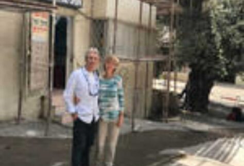 eine Frau und ein Mann vor einem Gebäude mit Gerüst