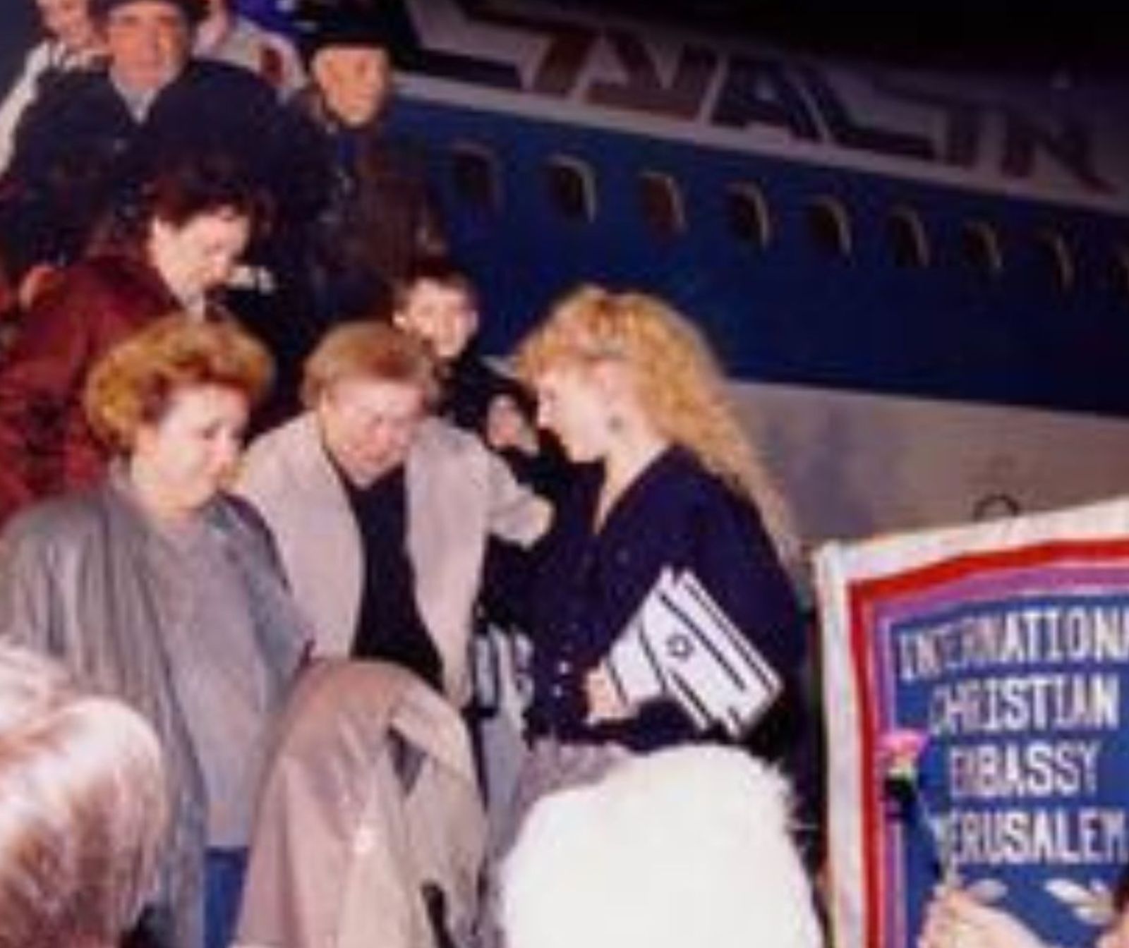 Menschen steigen aus einem Flugzeug aus