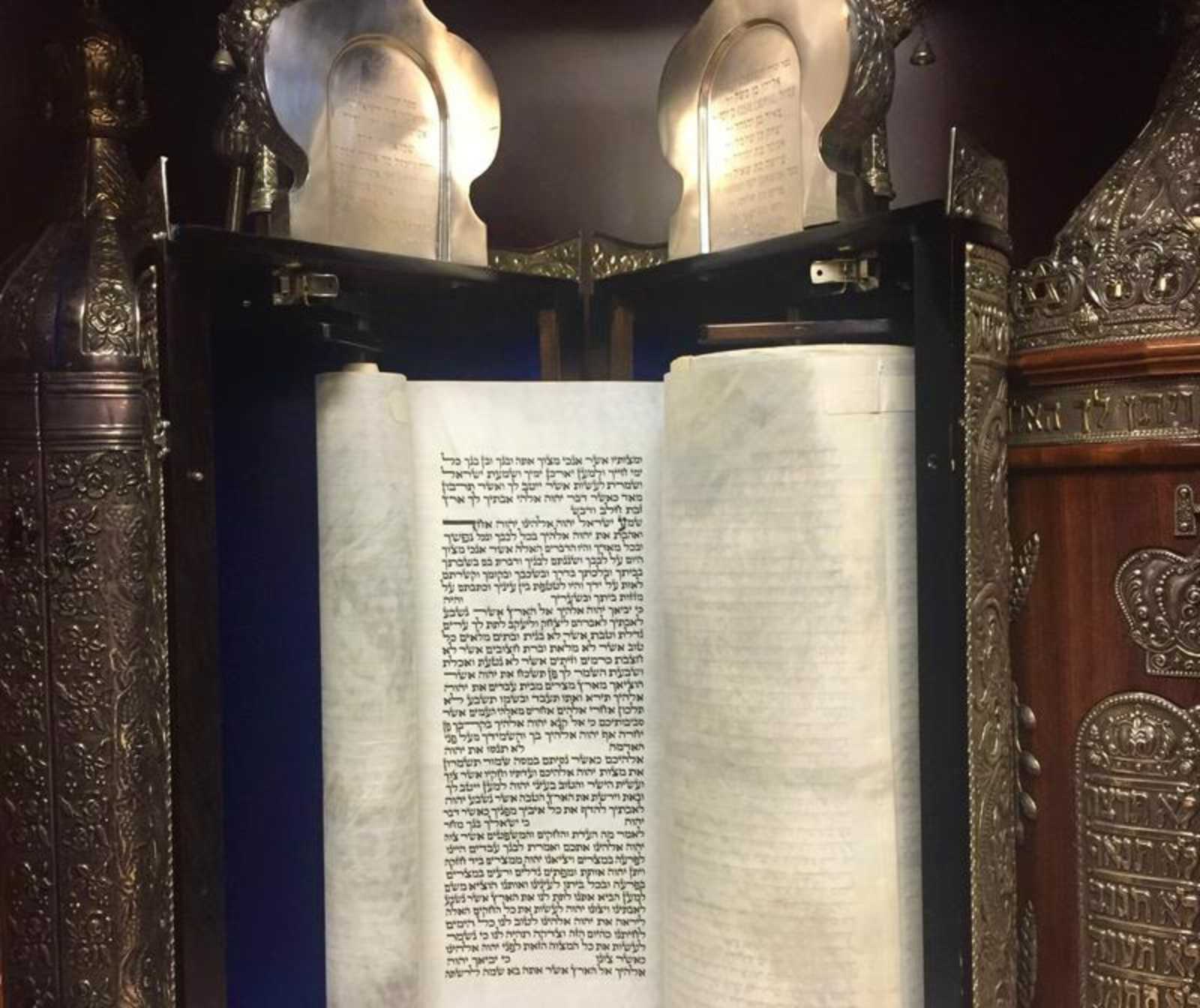 eine geöffnete Schriftrolle