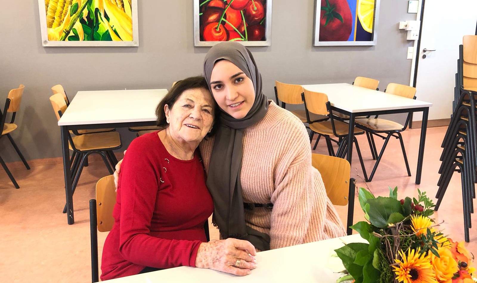 Die Holocaustüberlebende Eva Erben mit einer Schülerin