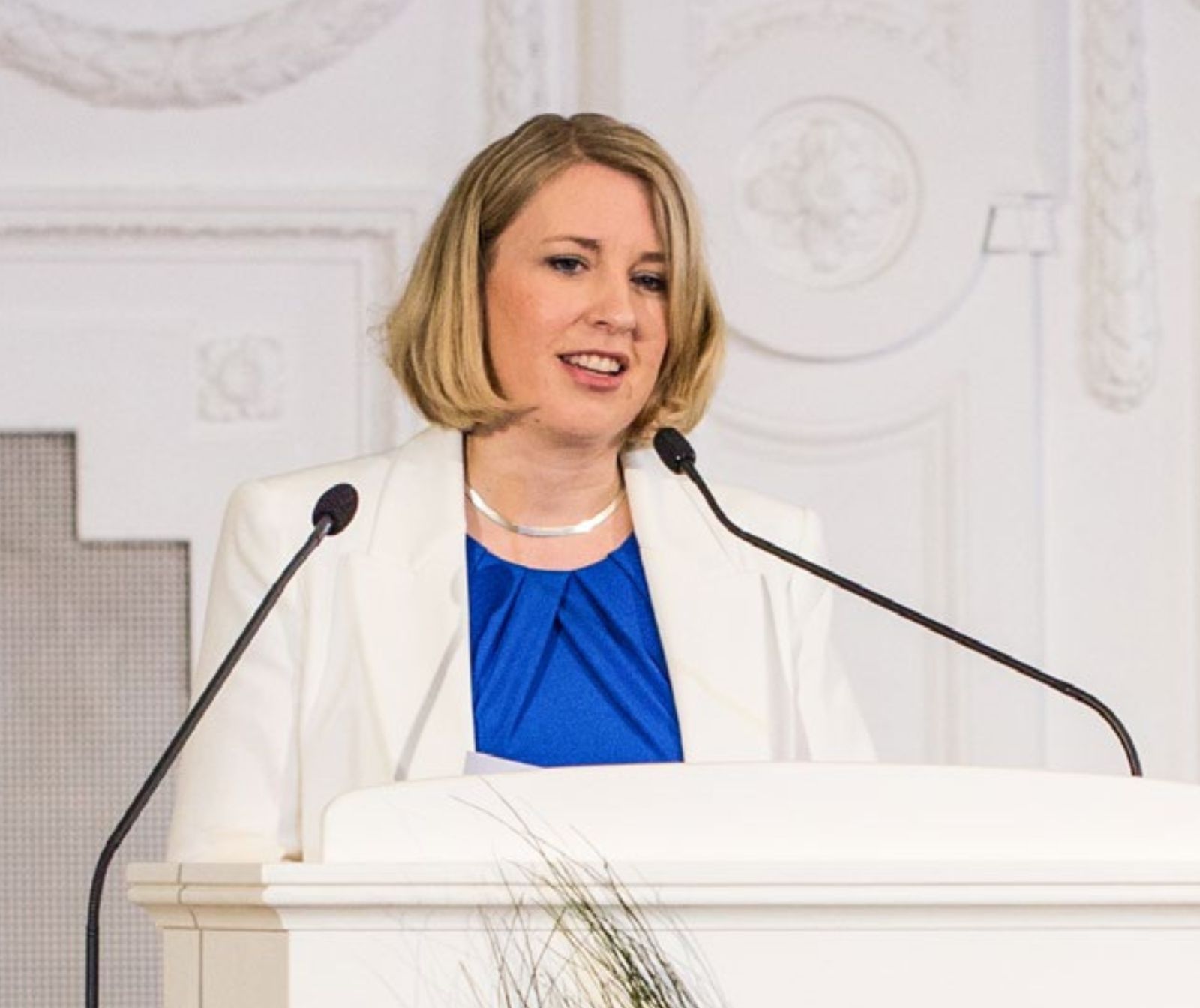 Maren Steege spricht vor Publikum am Rednerpult