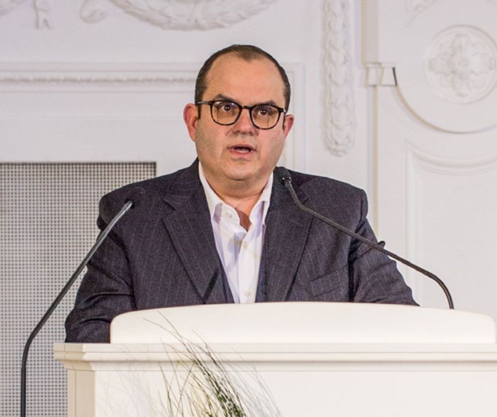 Daniel Schönberger spricht am Rednerpult