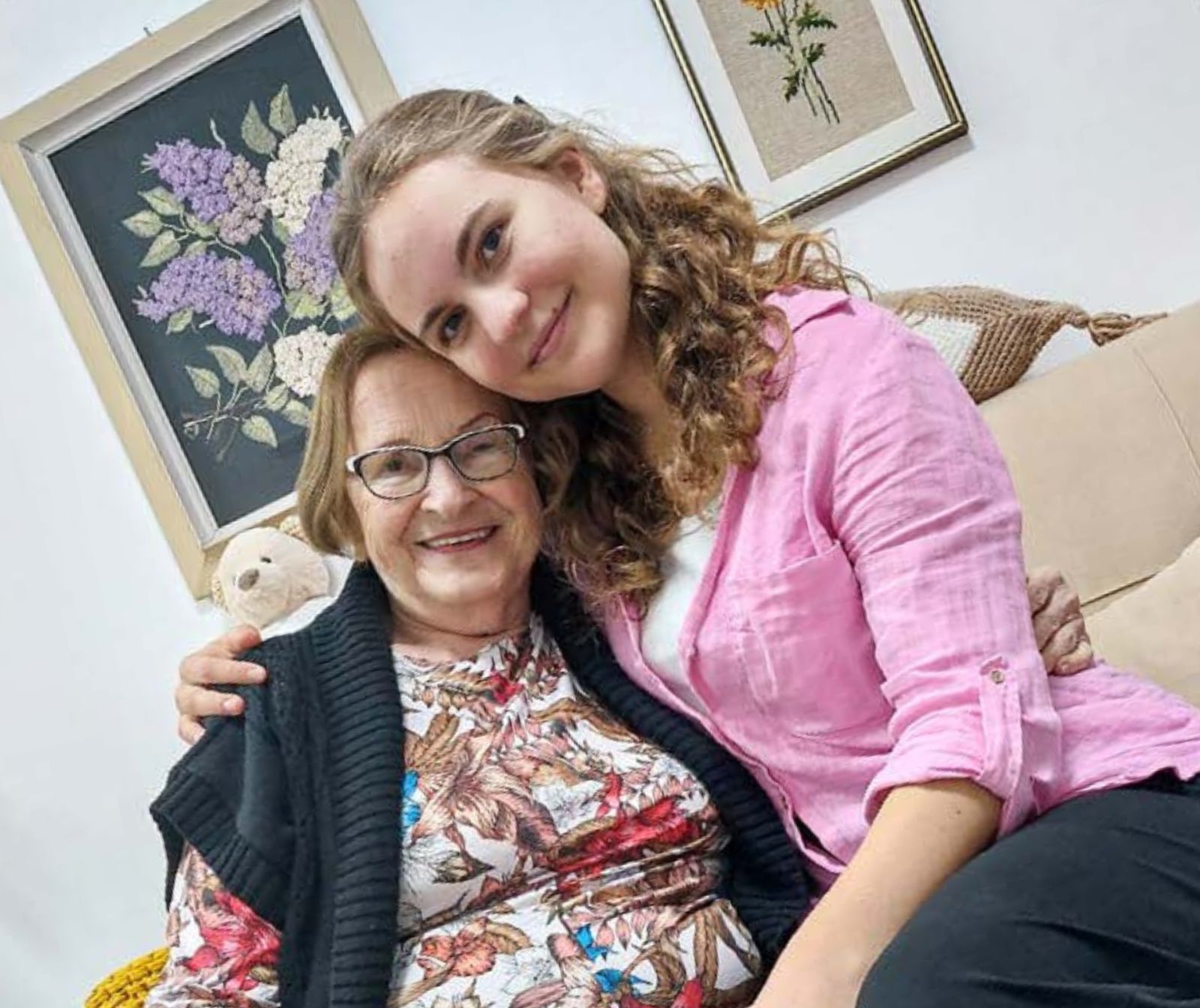 Stefanie und Kathlin - mit Worldwide Volunteers im Haifa-Heim. Sie vermissen Brezeln und Spätzle, doch sonst sind sie mit Begeisterung dabei