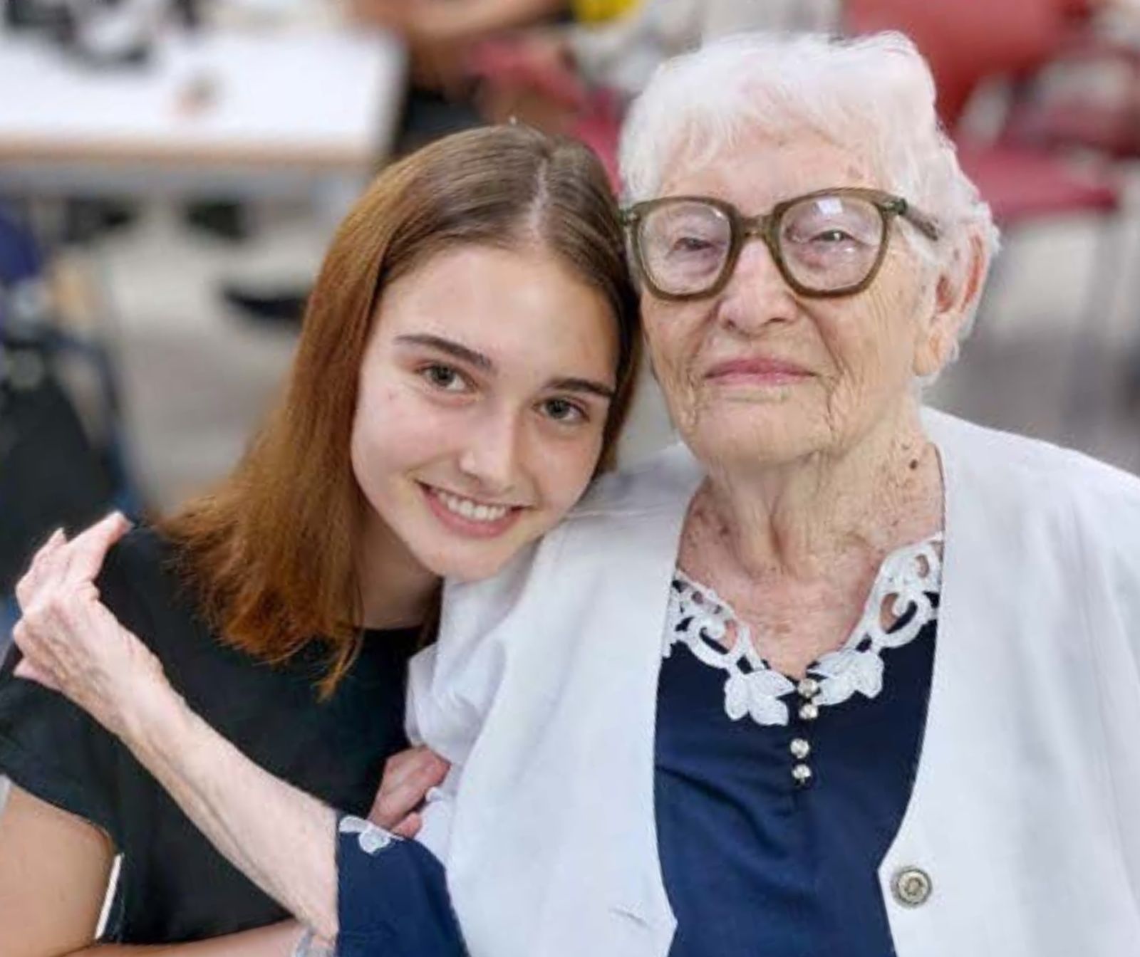 Stefanie und Kathlin - mit Worldwide Volunteers im Haifa-Heim. Mädchen und eine Damen vertraut miteinander