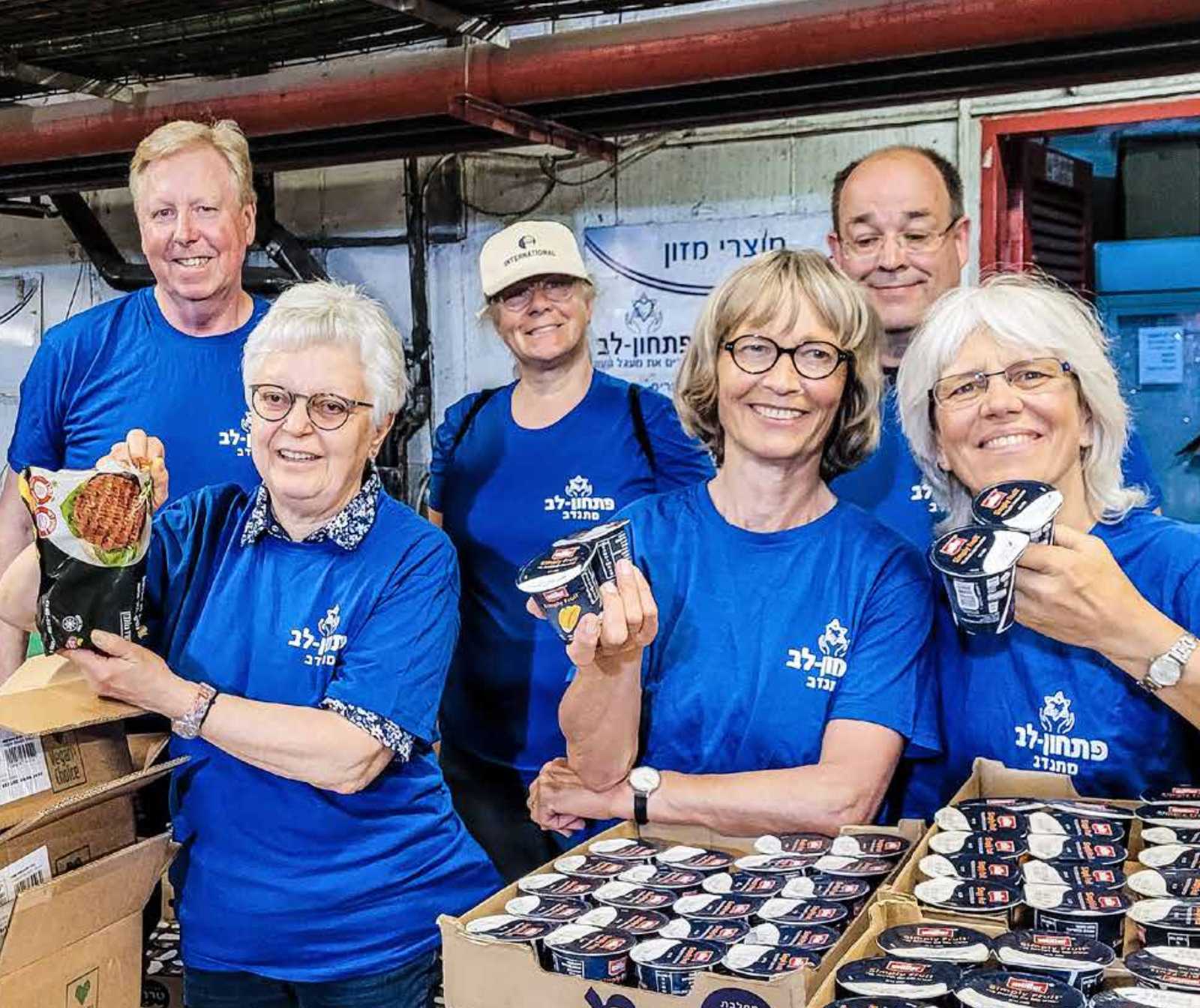 Endlich wieder Israel! Eine größere gruppe von Menschen auf einem Schiff. Sie haben Freude.