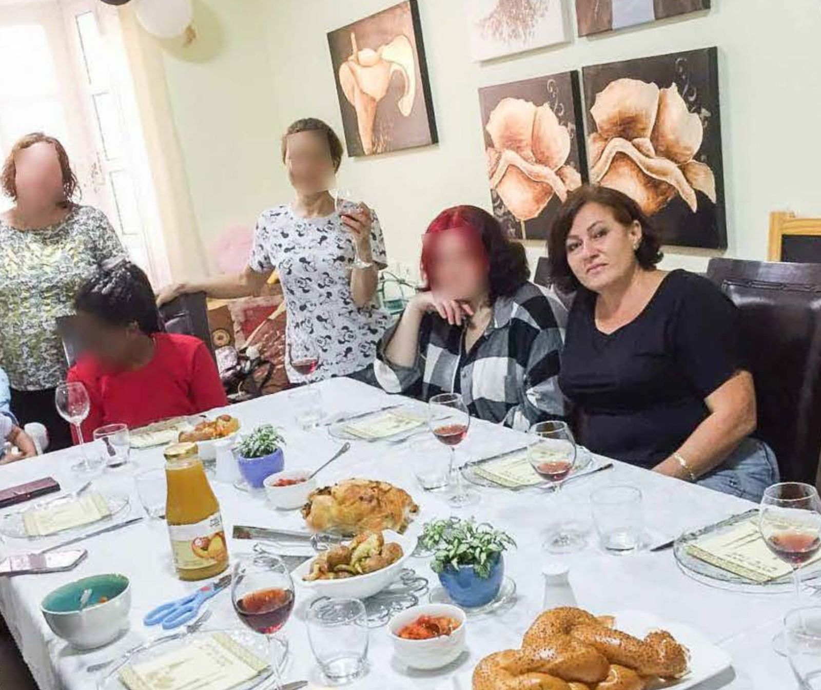 ICEJ unterstützt Schutzunterkunft für Frauen in Beerscheba - mehrere Frauen sitzen gemeinsam an einem gedeckten Tisch