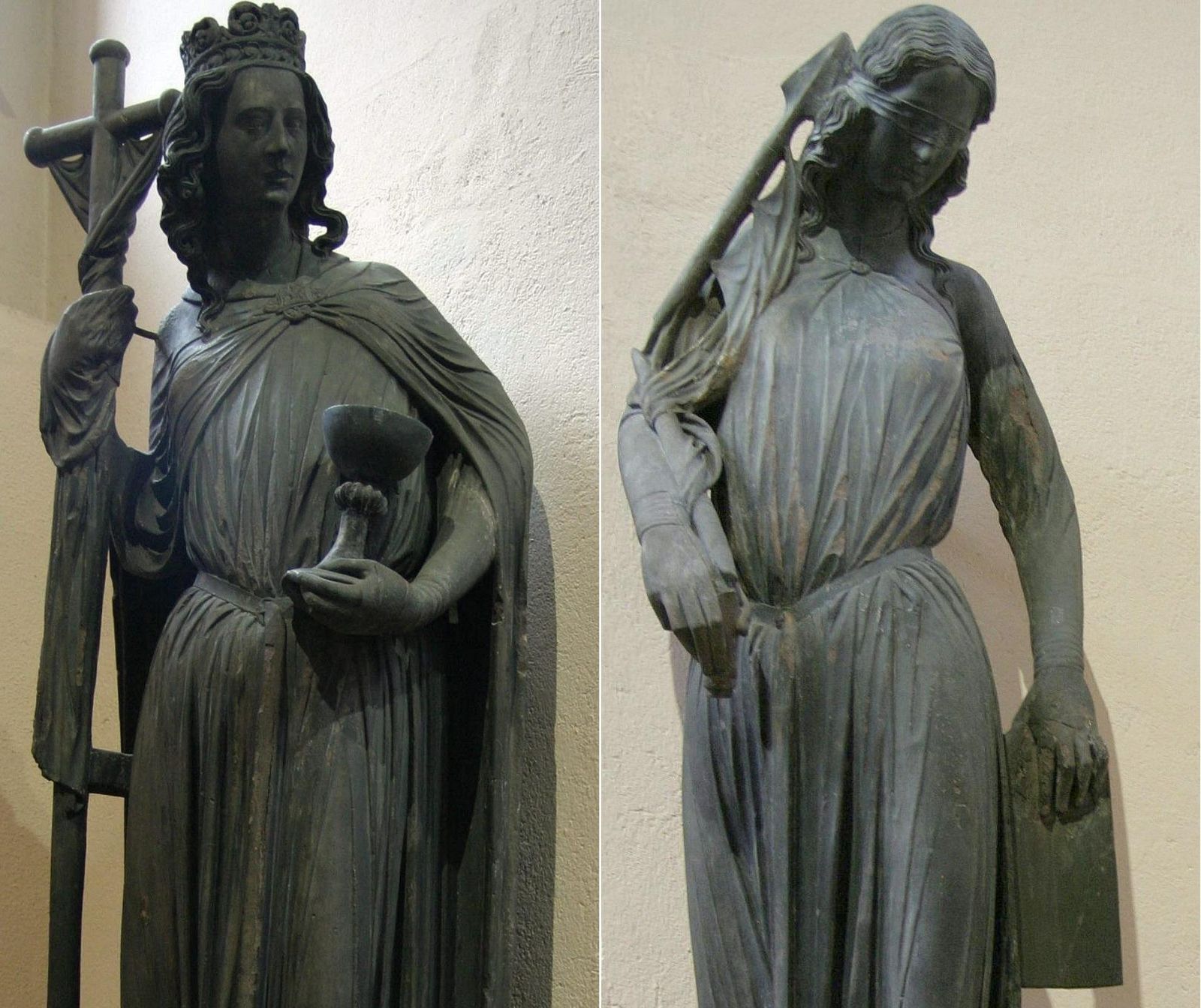 Zwei Steinsxtatuen. Links Ecclesia, welche die Kirche symbolisiert, auf ihrem Kopf eine Krone, in ihrer Hand einen Stab mit Kreuz an der Spitze, im Arm einen Kelch. Sie blickt selbstbewusst nach vorne. Neben ihr die andere Statue, Synagoga, sie steht für das Judentum, trägt eine Augenbinde, in den Händen einen zerbrochenen Speer und die Steintafeln mit den Zehn Geboten, die ihr aus der Hand zu rutschen scheinen. Sie blickt beschämt zu Boden.