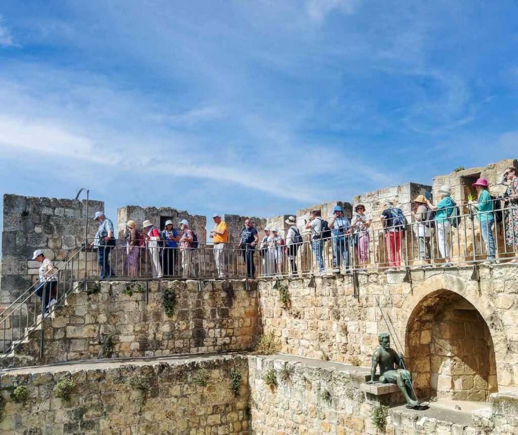 eine Gruppe von Menschen umlaufen historischen Gemäuer