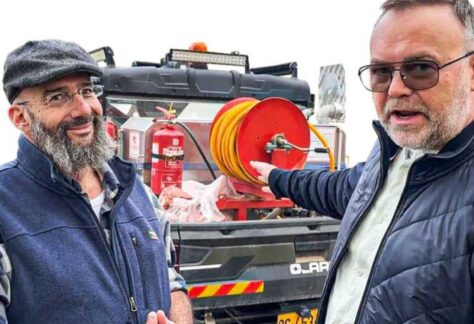 Zwei Männer stehen vor einem Löschfahrzeug