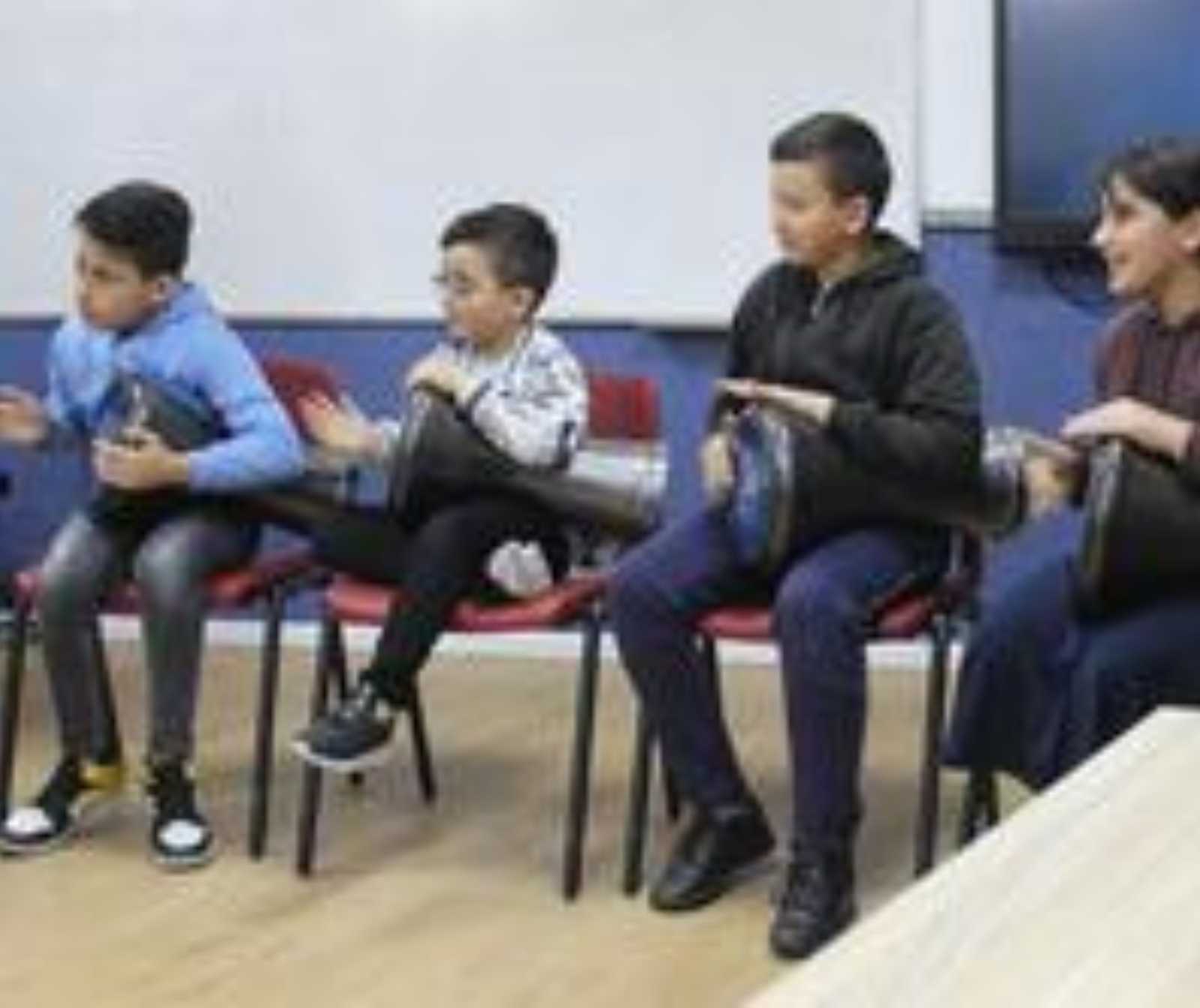 Drusische Kinder lernen in der Israelischen Schule auf Instrumenten ihrer Kultur