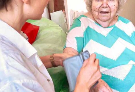 Eine jüngere Frau und eine alte Dame im Gespräch