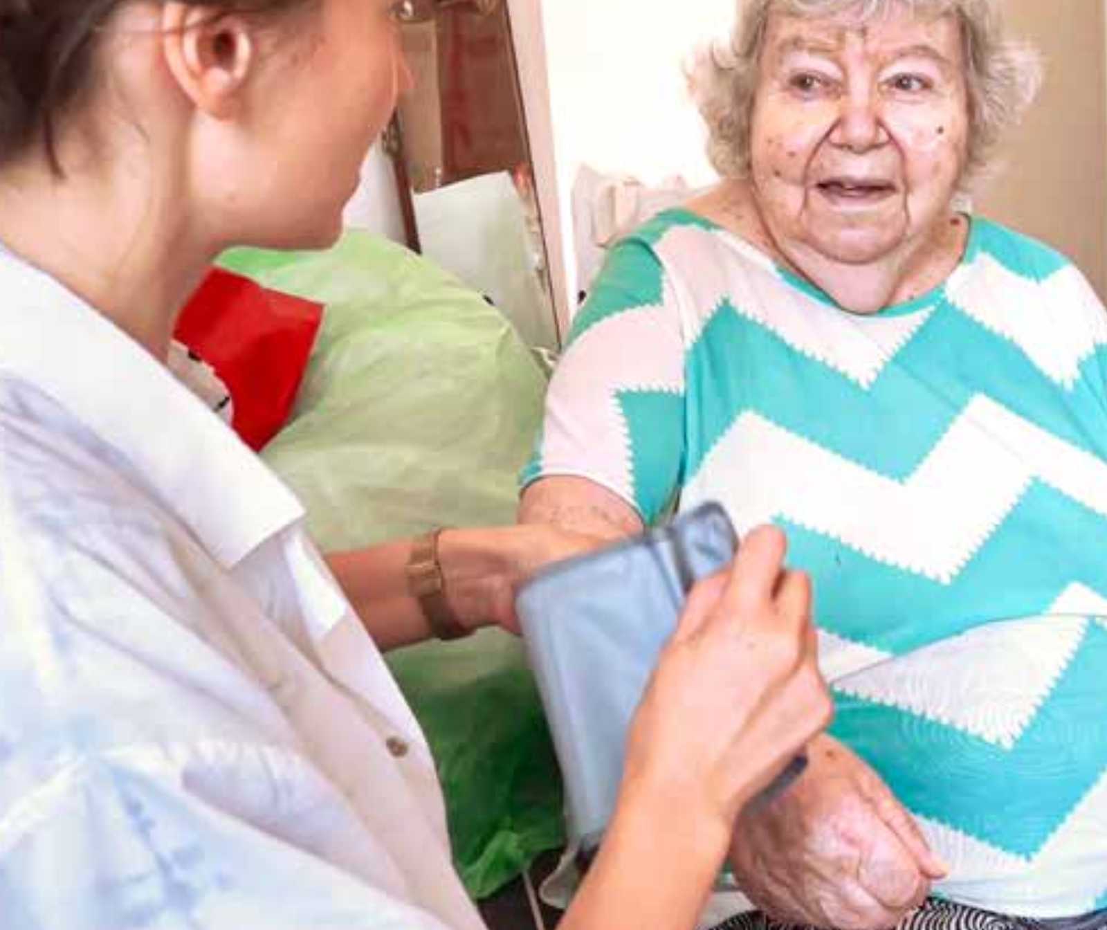 Eine jüngere Frau und eine alte Dame im Gespräch