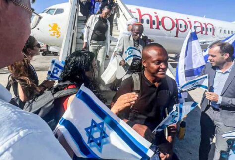 eine Gruppe von Menschen steigen aus einem Flugzeug mit der Aufschrift 'Äthiopien'. Es sind mehrere israelische Fähnchen zu sehen