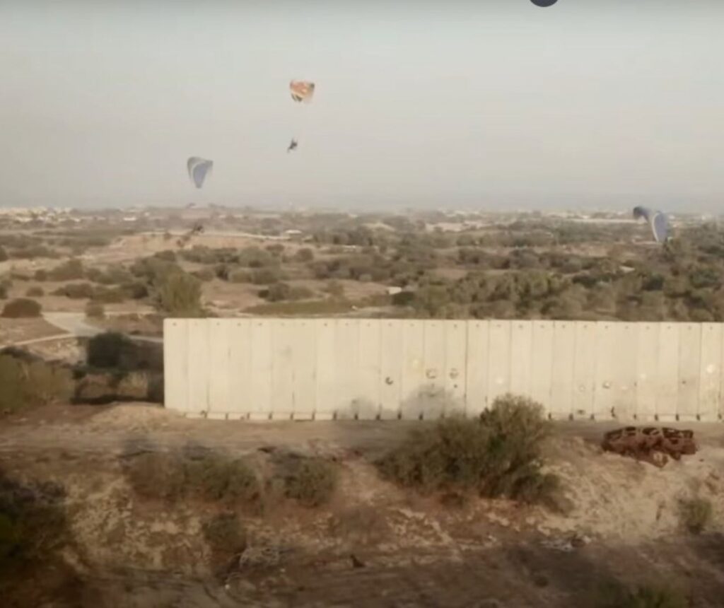 Terror-Gleitschirmflieger. Bild aus der Dokumentation „Israel in Not“, Faszination Israel