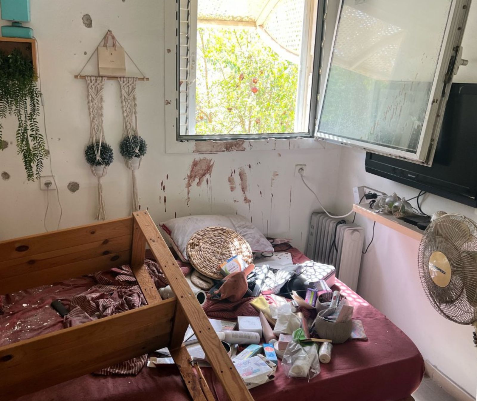 Schlafzimmer eines Wohnhauses, dessen Bewohner von Hamas-Terroristen ermordert wurden, Foto: Dr. Bühler.
