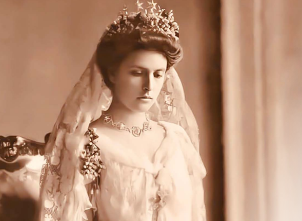 ein altes schwarz/weiß Portraitfoto einer royalen Frau. Sie trägt eine Krone und Schleier auf ihrem Kopf