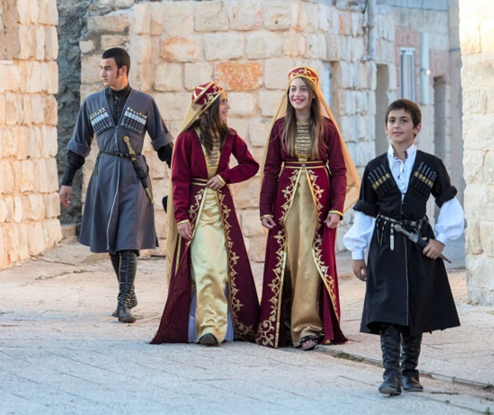 Junge Tscherkessen in traditioneller Kleidung in Israel