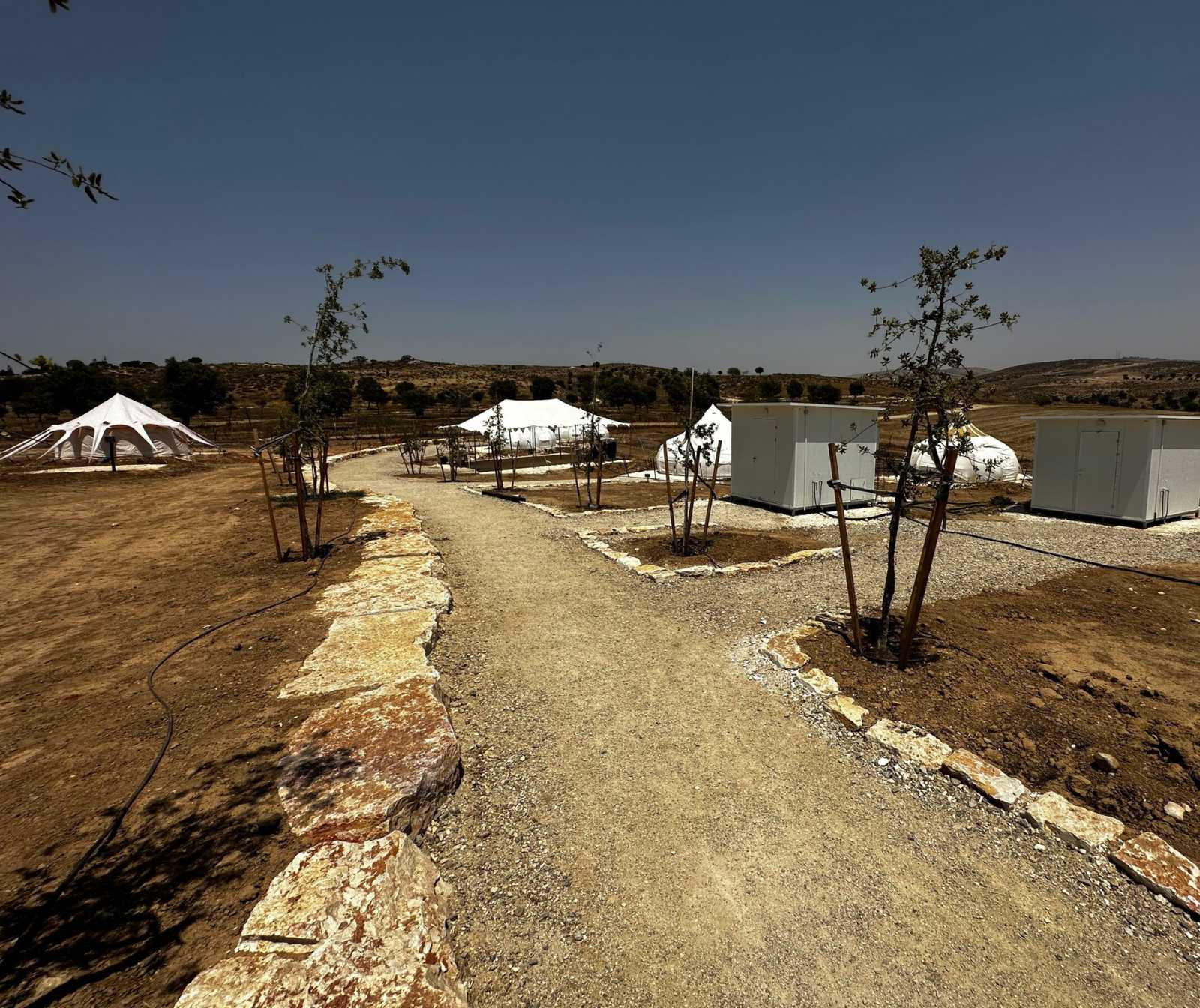 Zelte in einer wüstenhaften Landschaft