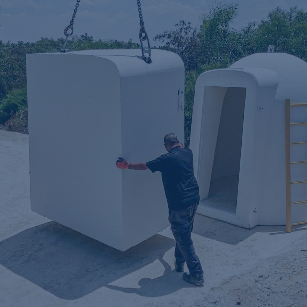 Mobile Schutzbunker gegen Raketenbeschuss beim Aufstellen