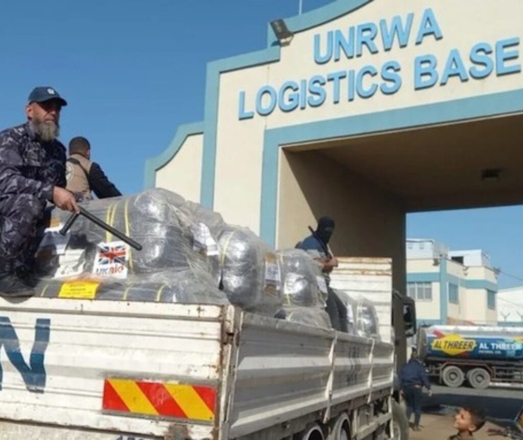 Hamas-Terroristen erteilen Anweisungen an einem UNRWA-Logistikzentrum im Gazastreifen (Polizei Rafah)