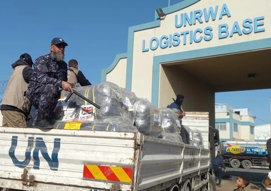 Hamas-Terroristen erteilen Anweisungen an einem UNRWA-Logistikzentrum im Gazastreifen (Polizei Rafah)