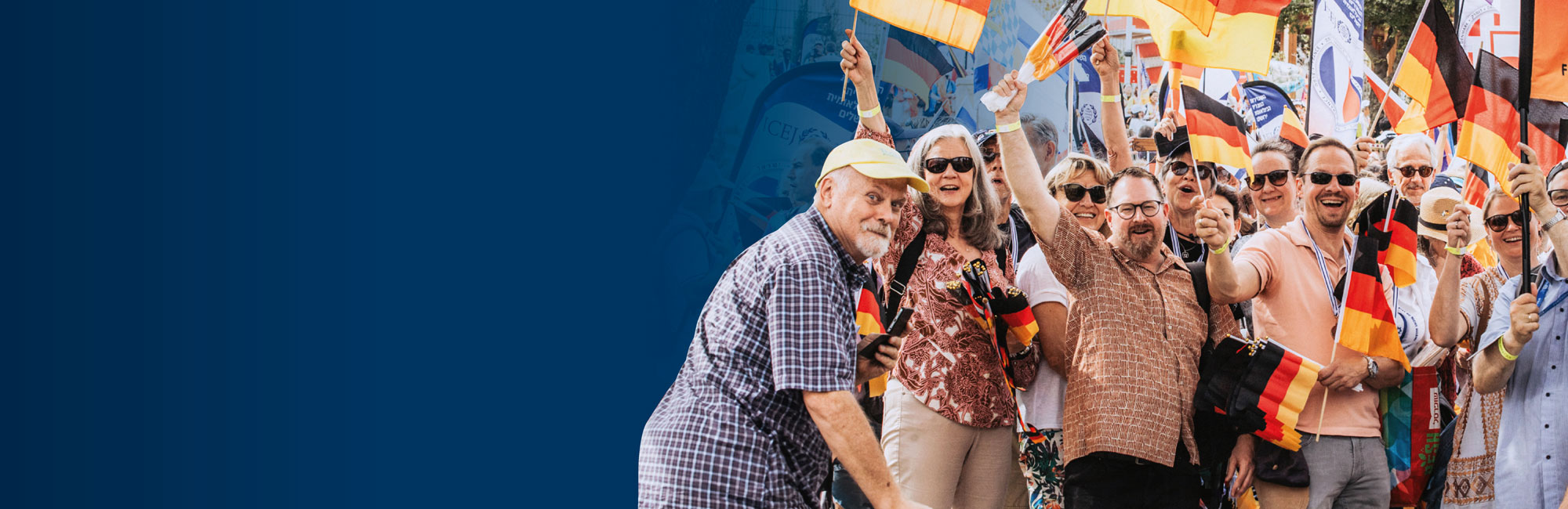 Eine große menge Menschen mit Deutschland fahnen feiert in Israel das Laubhüttenfest