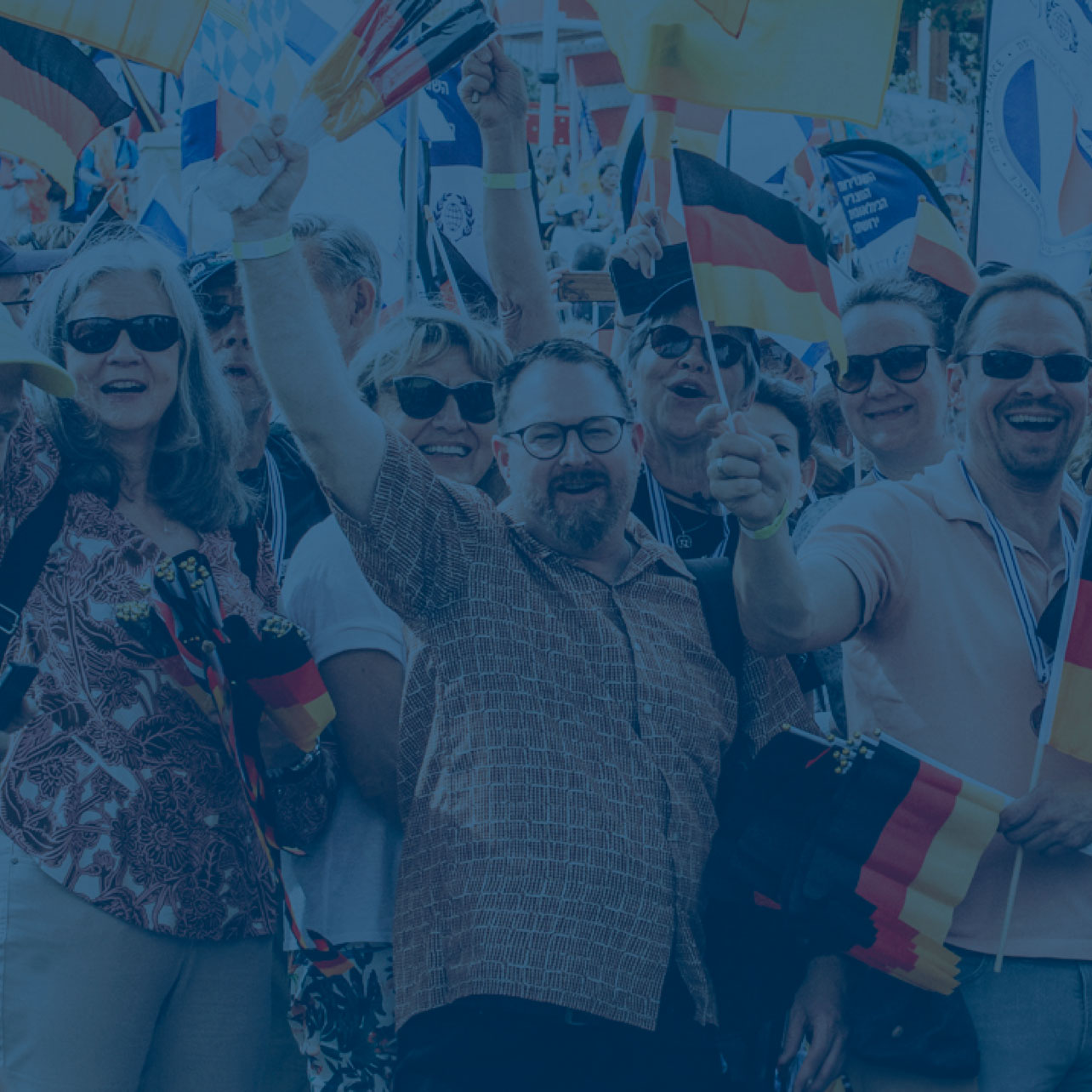 Eine große menge Menschen mit Deutschland fahnen feiert in Israel das Laubhüttenfest