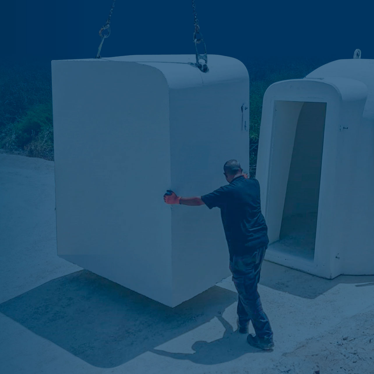 Mann hilft den Schutzbunker zu Positionieren