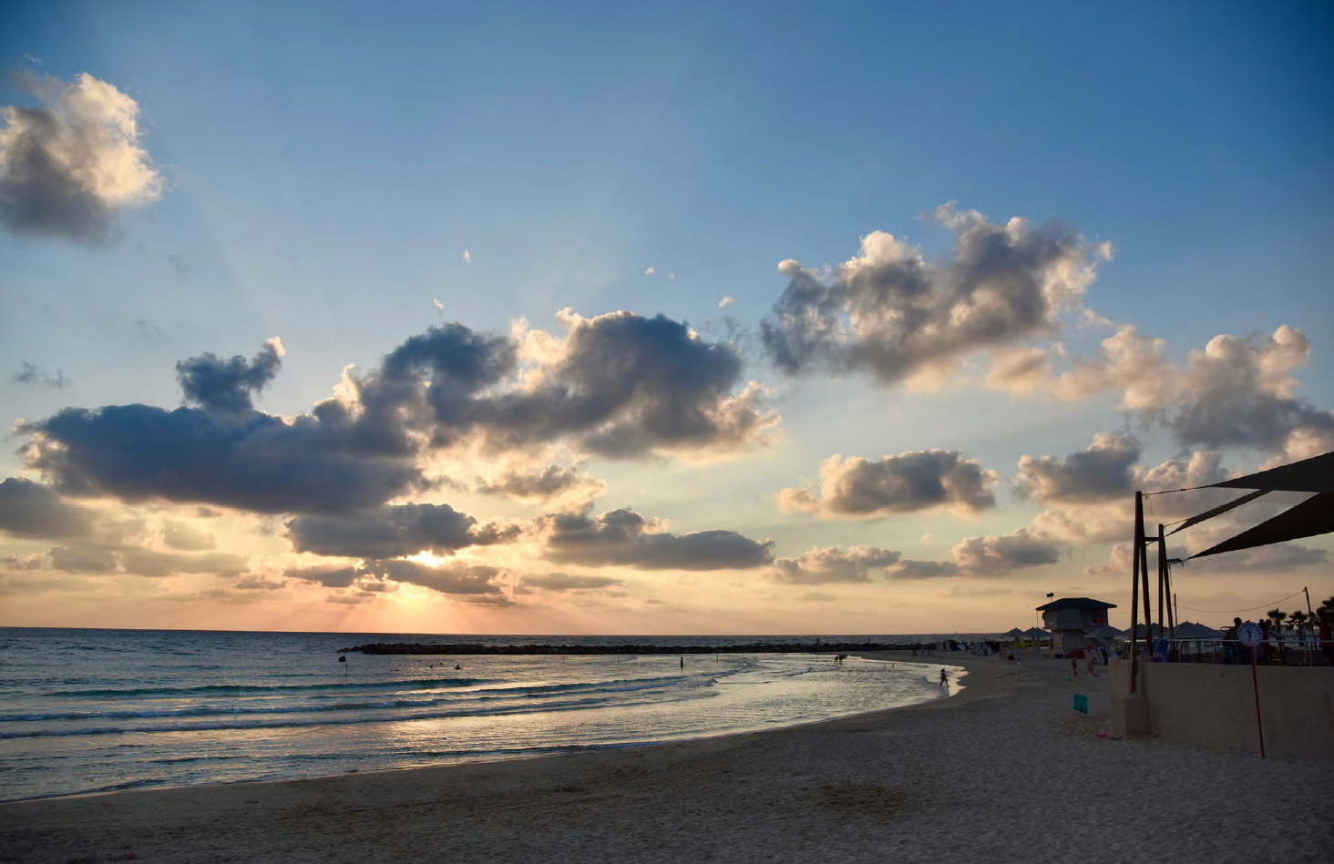 Abendhimmel am Mittelmeerstrand in Israel