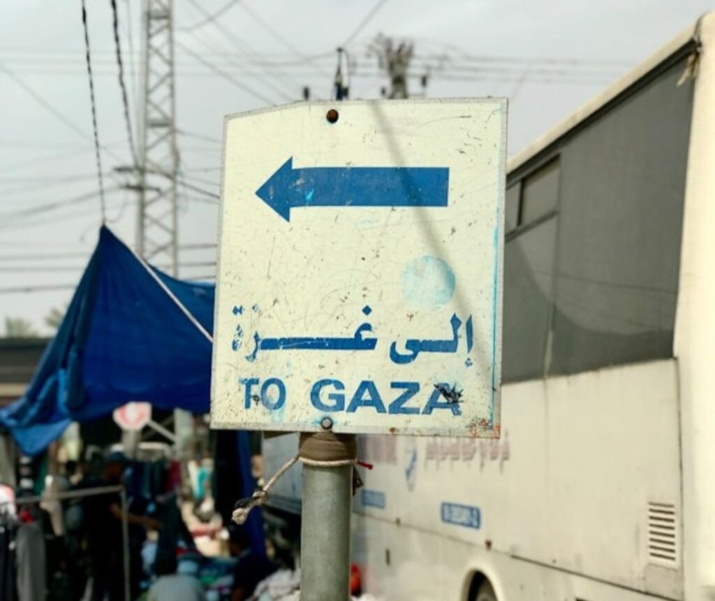 Ein zerkratztes und dreckiges Schild mit der Aufschrift "to Gaza" und einem nach links zeigenden Pfeil