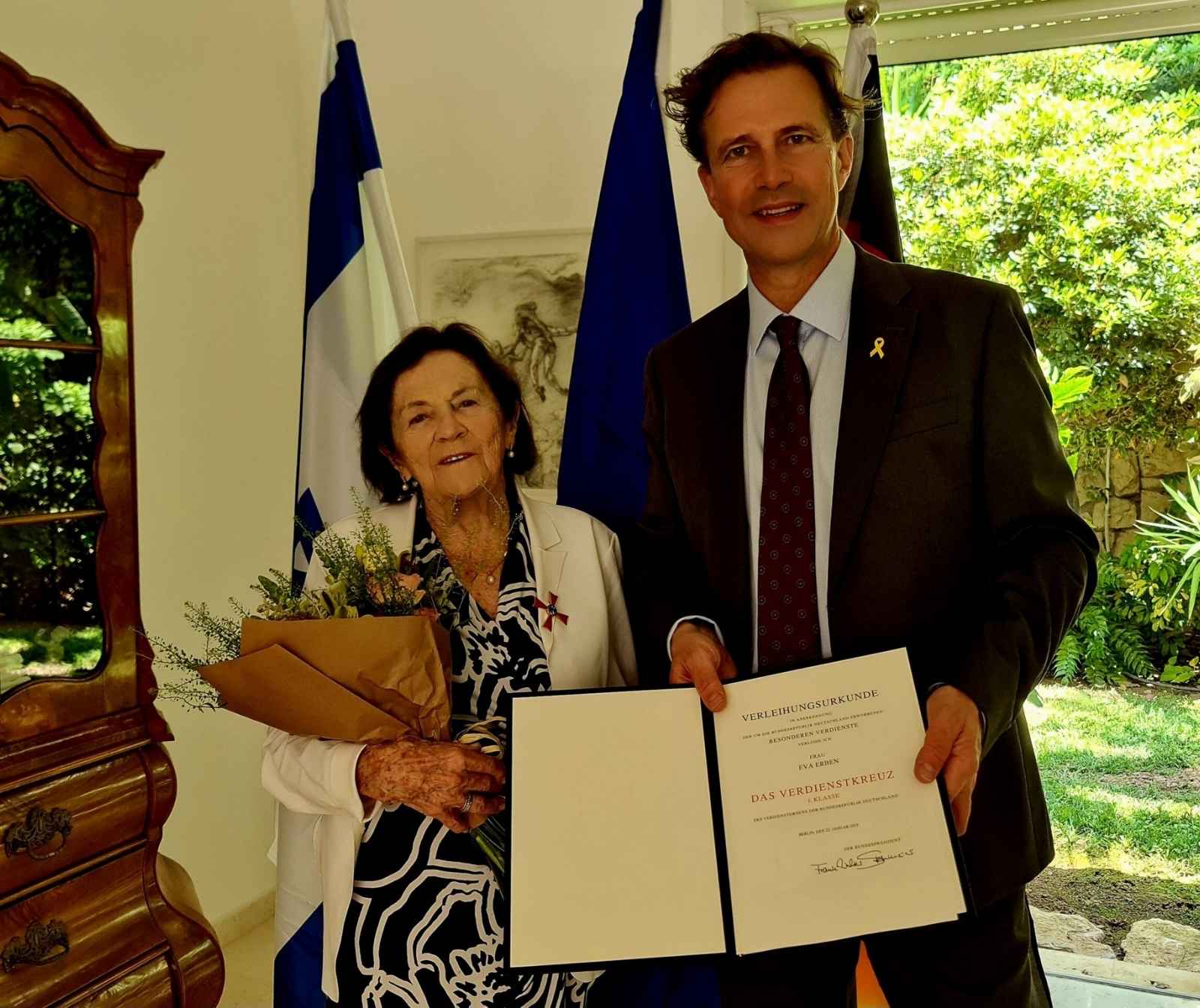 Bundesverdienstkreuz für Eva Erben Eva Erben mit urkunde und botschafter scaled