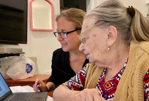 zwei Frauen sitzen gemeinsam am PC