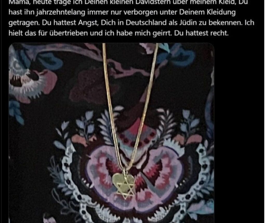 X-Post von Karin Prien. Auf dem Foto sieht man ihre Kette mit Davidstern, der über ihrem schwarzen Oberteil liegt.