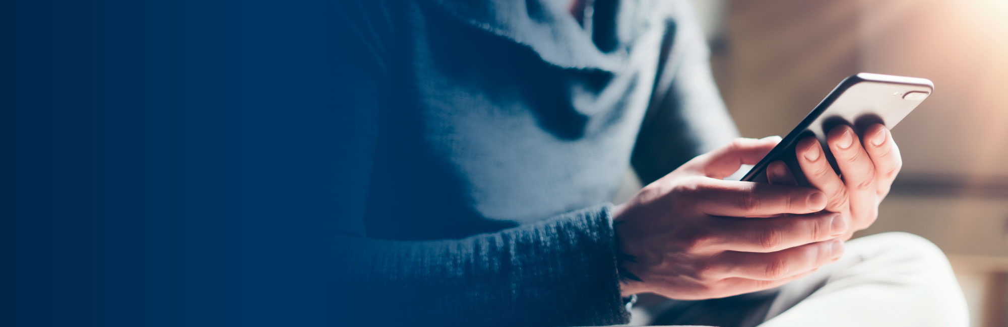 Person mit Mobiltelefon