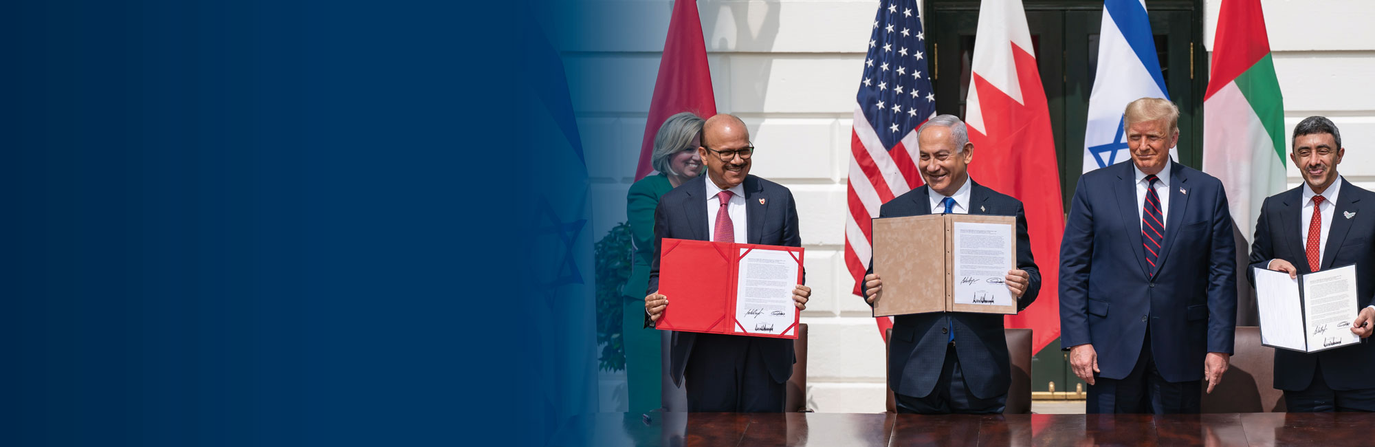 Politiker halten das unterschriebene Friedensabkommen ins Bild