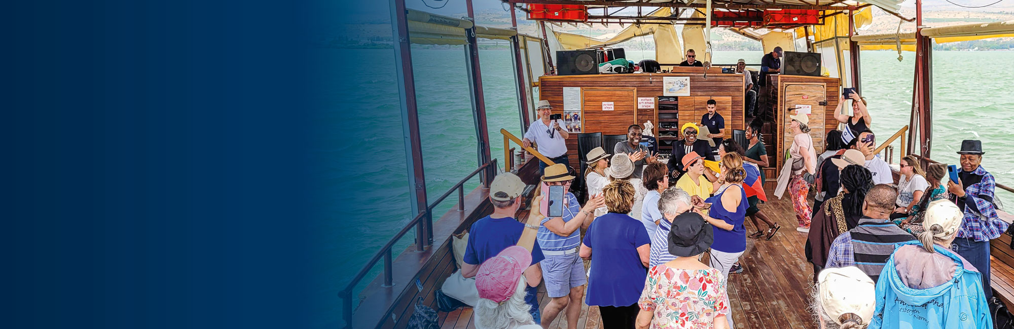 Personen tanzen auf einem Schiff auf Deck und sind dabei sehr Glücklich