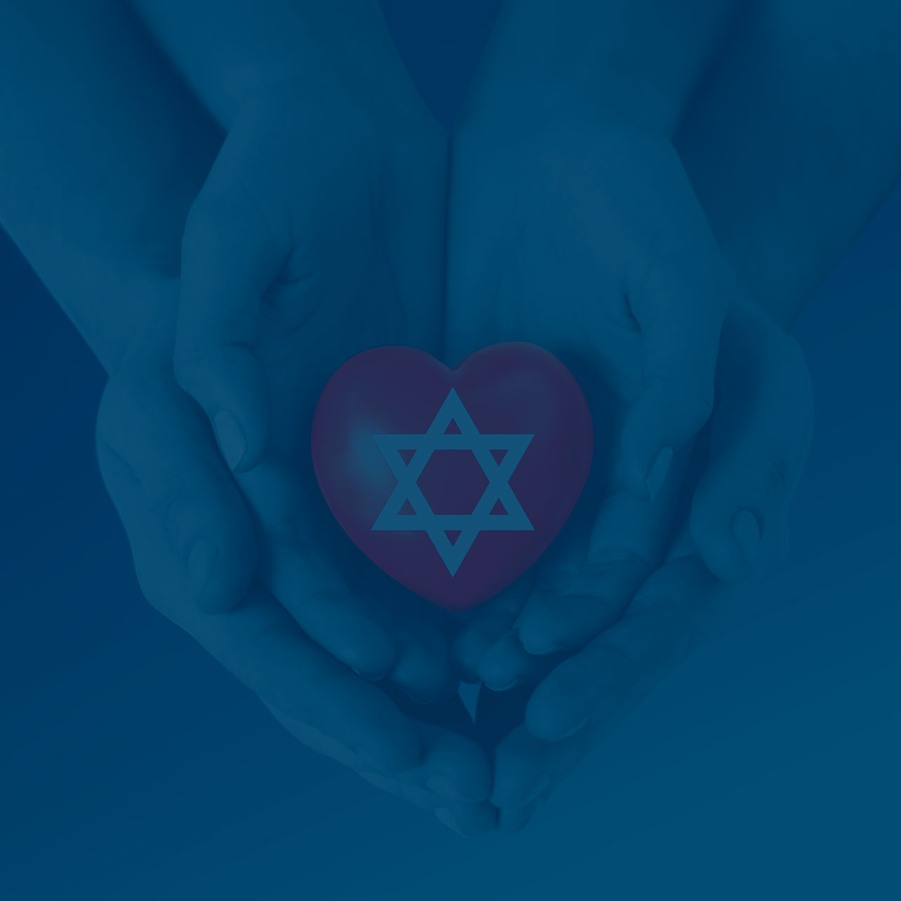 Erwachsene Hände halten Kinderhände und die Kinderhände halten ein rotes Herz mit Davidstern