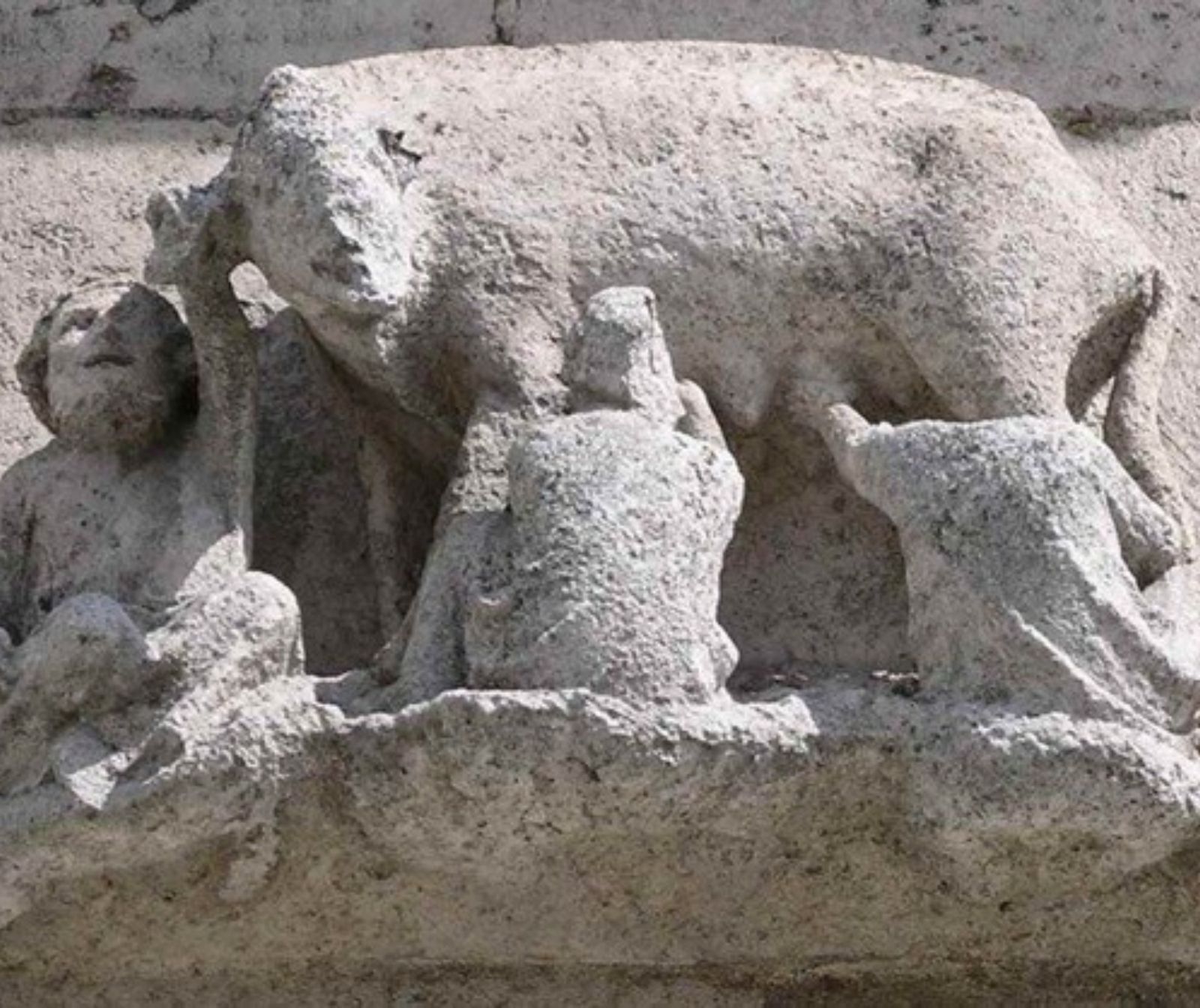 Eine Steinfigur stellt ein Schwein da, an dessen Zitzen drei jüdische Männer saugen. Die antisemitische Skulptur befindet sich am Dom in Regensburg.