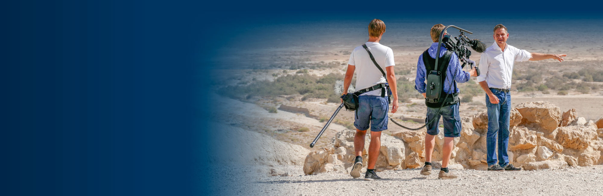 Kamerateam steht mit Moderator in der Wüste in Israel und bespricht den dreh.