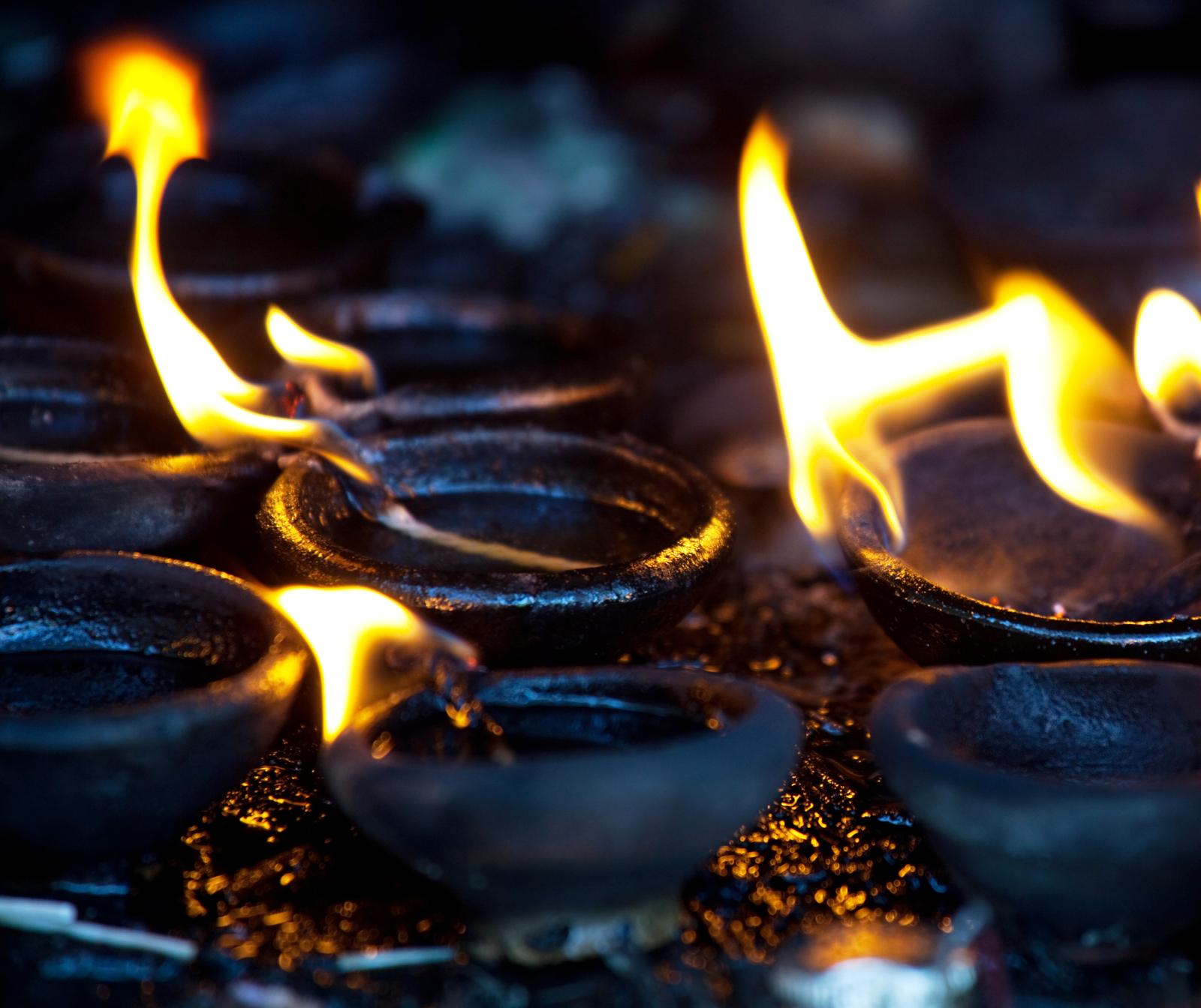 brennende Öllampen, wie sie auch einst im Tempel in Jerusalem verwendet wurden