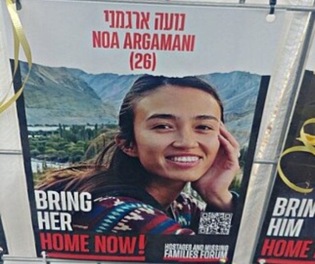 Winkende Geiseln: Plakat, 7. Oktober 2023, mit Bild der Geisel Noa Argamani