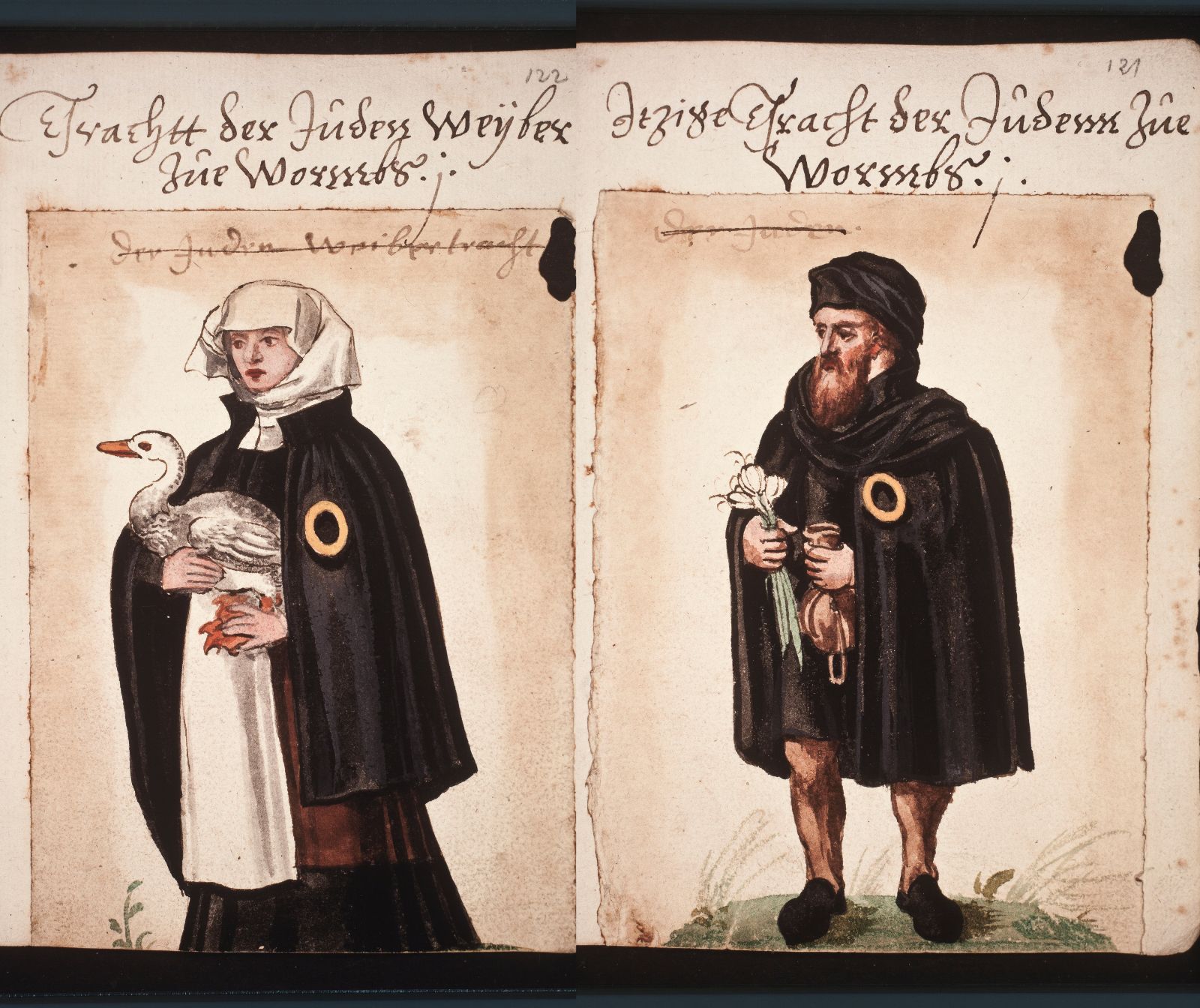 Links die Darstellung einer Frau. Sie trägt ein weißes Tuch auf dem Kopf und einen braunen Umhang. Im Arm hält sie eine weiße Gans. Rechts ein Mann, er trägt eine braune Tuchmütze und ebenfalls einen braunen Umhang. In den Händen hält er drei Knoblauchpflänzchen. An ihrem Umhängen ist ein gelber Kreis, der sogenannte "Judenkreis", eine für Juden im Mittelalter vorgeschriebenes Kennzeichen.