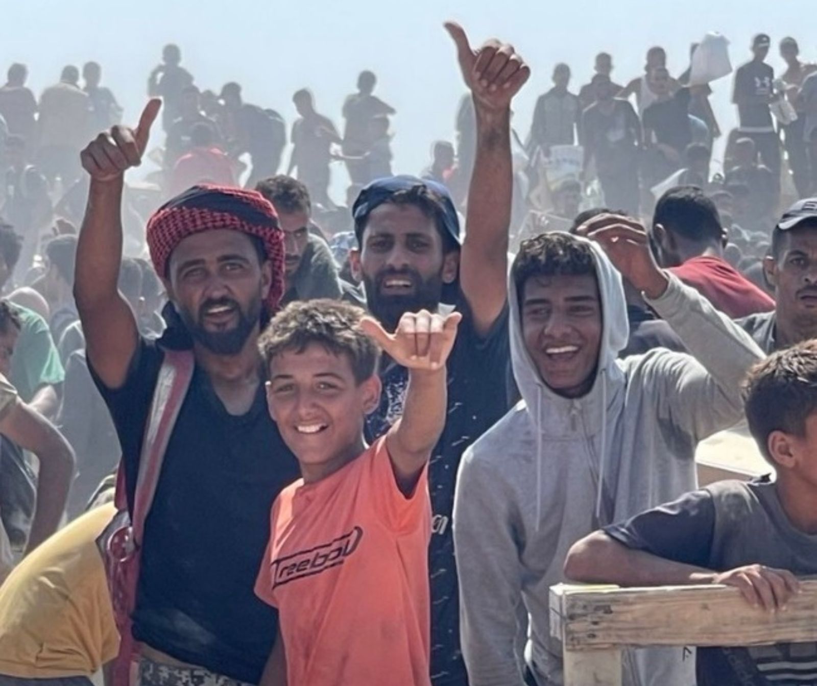 vier männliche arabisch aussehende Personen halten ihren Daumen in die Luft, sie lächeln