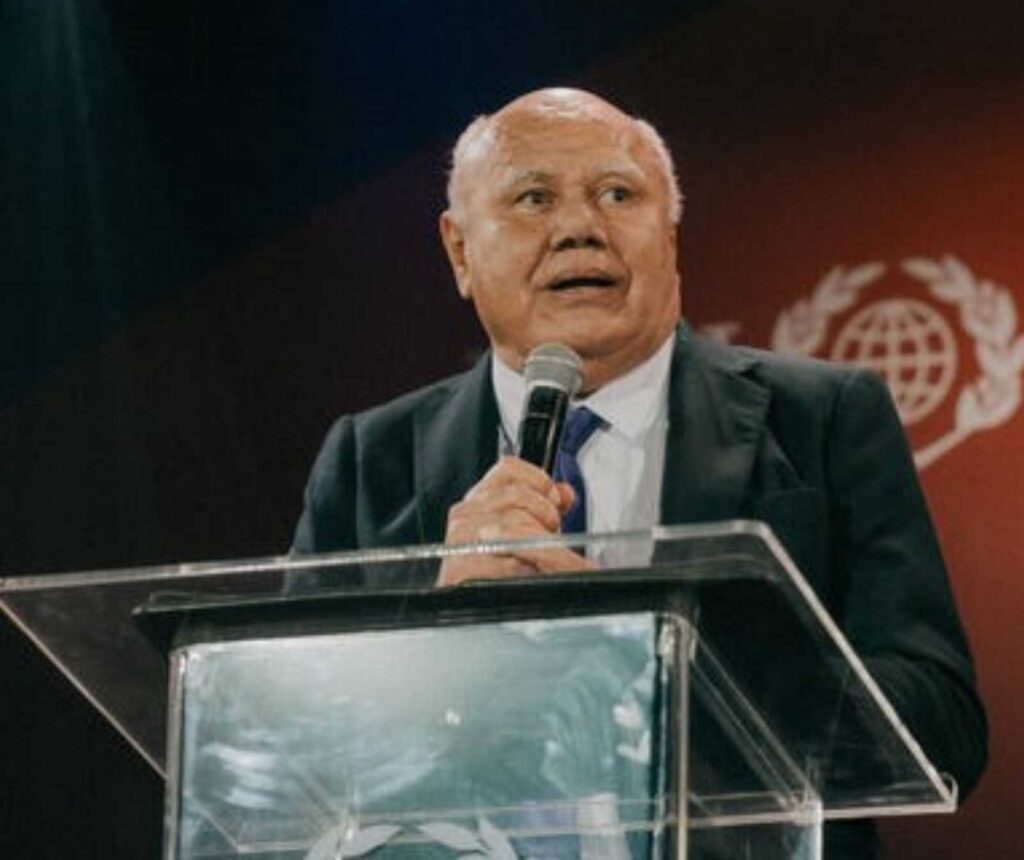 Botschaft vom Ende der Welt. Ein Mann spricht am rednerpilt mit Mikrofon in der Hand