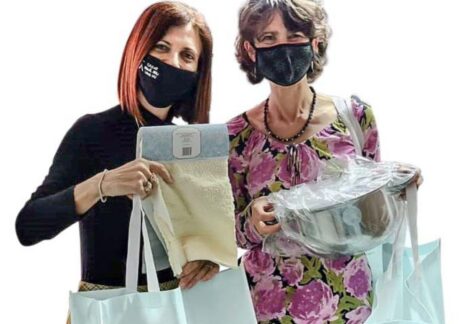 Freude schenken zum Passahfest - zwei Frauen mit Mundschutzmasken und Geschenken in der Hand