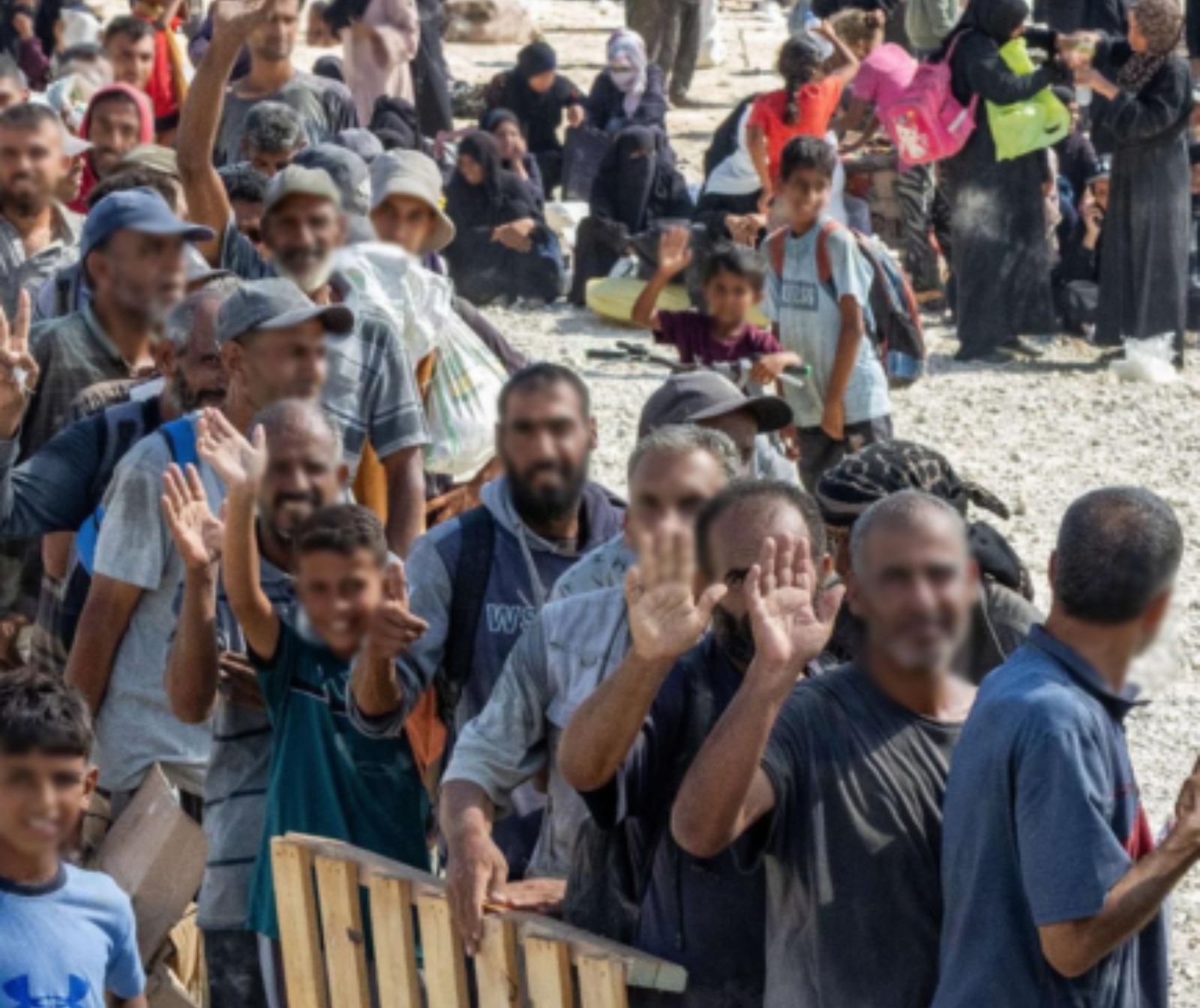 Hamas ermordet Gaza-Bewohner. Eine Menge von Menschen, die in einer Reihe anstehen