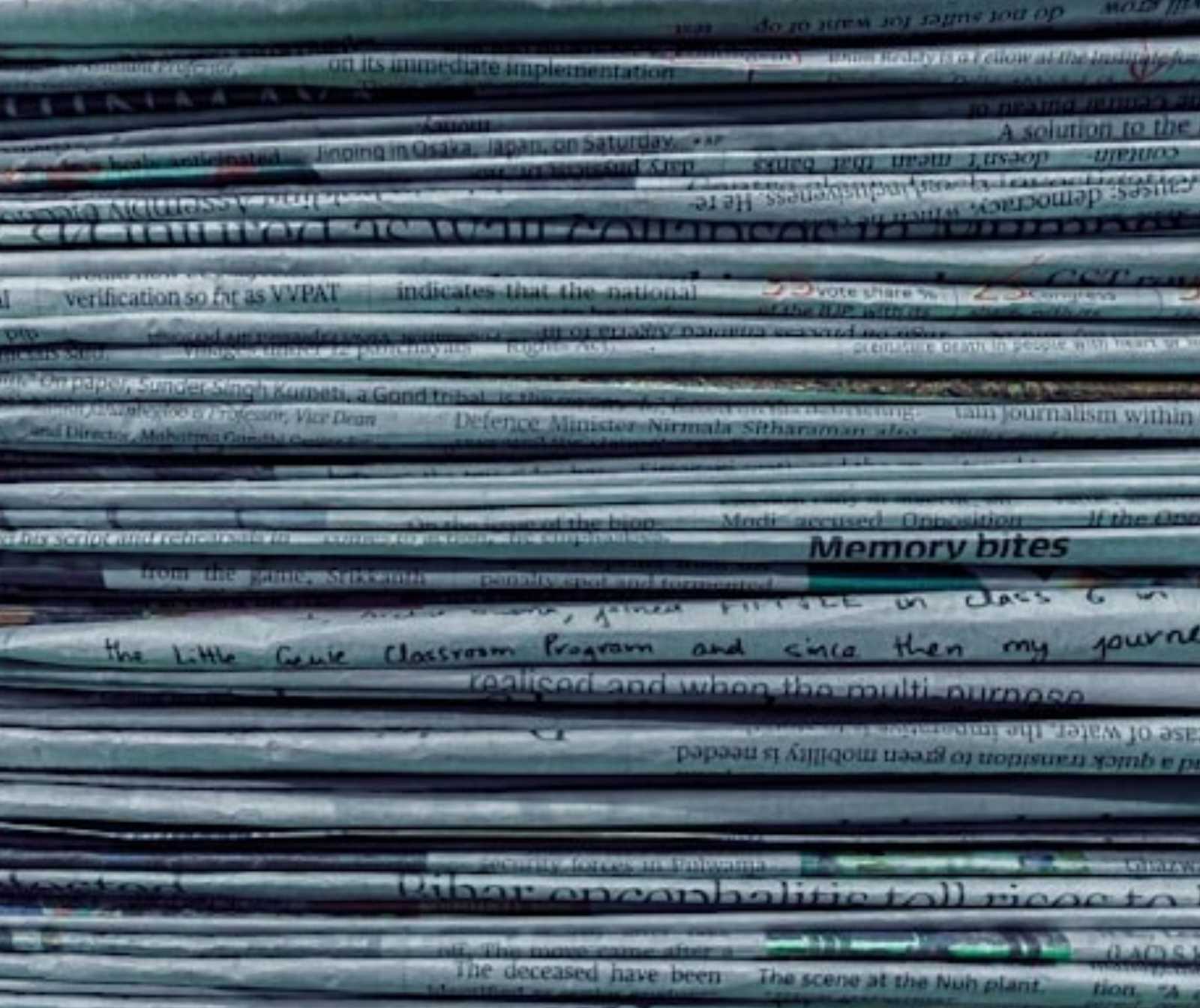 Keine Verschwörungstheorie: Israelfeindliche Medien - viele Zeitungen aufeinandergestapelt