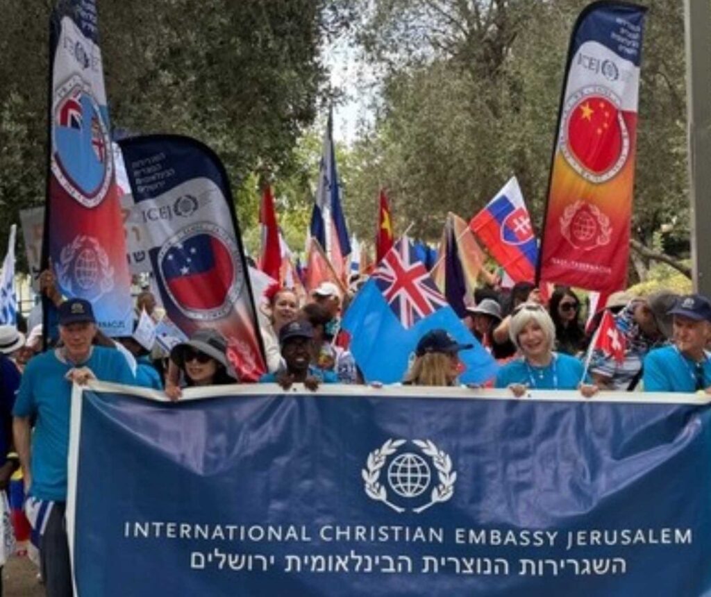 Die Gebete der Vereinten Nationen - menschenauflauf mit Fahnen und Banner